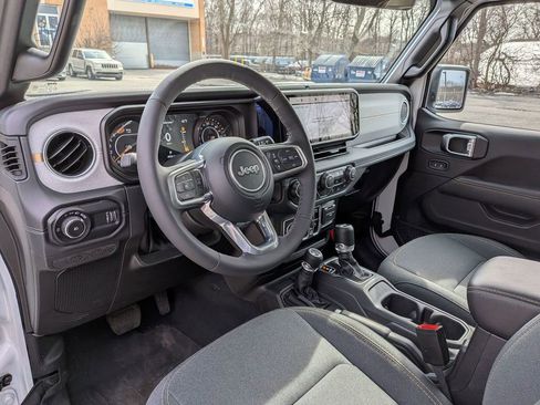 Certified 2025 Jeep Wrangler Unlimited Sahara w/ Safety Group AWD/4WD image 13