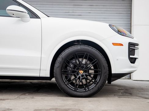 Certified 2024 Porsche Cayenne Coupe image 9