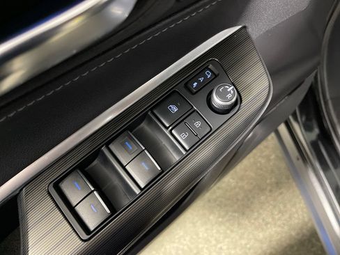 Certified 2022 Toyota Venza Limited AWD/4WD image 16
