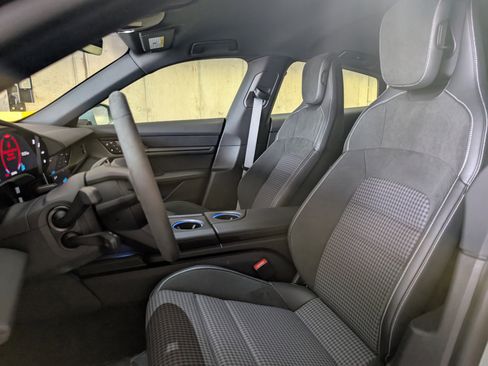 Used 2025 Porsche Taycan image 5