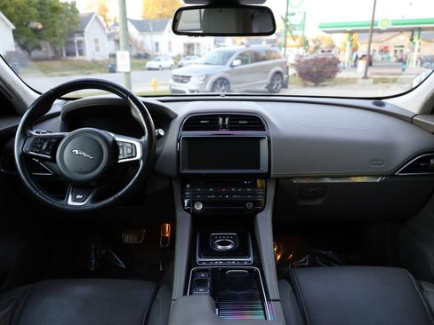 Used 2018 Jaguar F-PACE R-Sport image 23