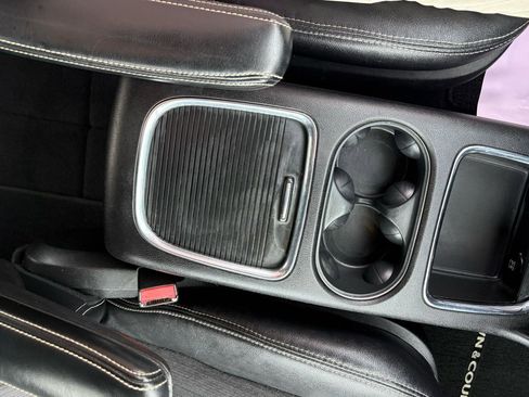 Used 2015 Chrysler Town & Country S image 27