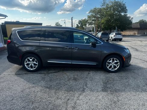 Used 2017 Chrysler Pacifica Touring-L Plus FWD image 4