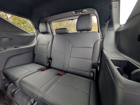 Used 2025 Chevrolet Traverse RS image 36