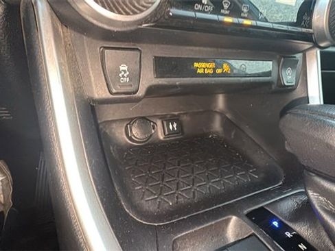 Used 2019 Toyota RAV4 LE image 18