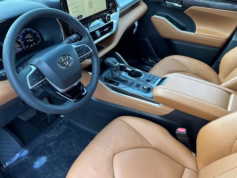 New 2025 Toyota Highlander Platinum image 12