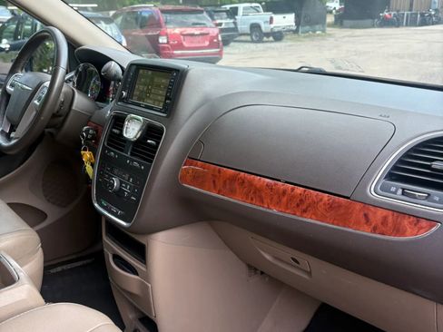 Used 2016 Chrysler Town & Country Touring FWD image 21