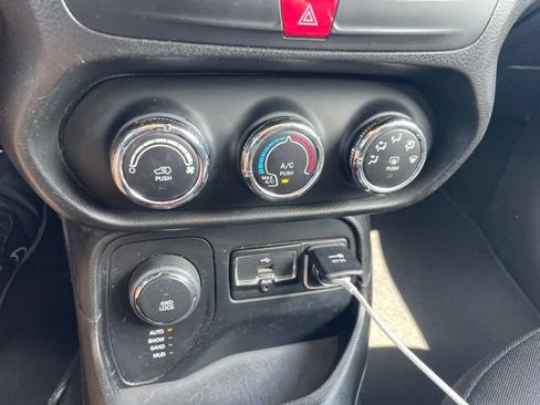 Used 2017 Jeep Renegade Latitude AWD/4WD image 12
