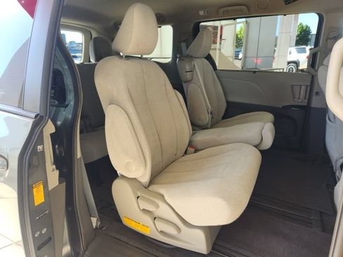 Used 2013 Toyota Sienna LE w/ Towing Pkg FWD image 23