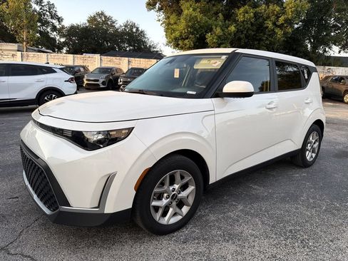 Certified 2023 Kia Soul LX w/ LX Technology Package FWD image 3