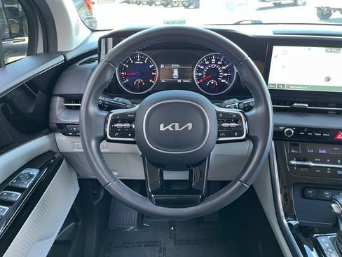Used 2023 Kia Carnival EX FWD image 18