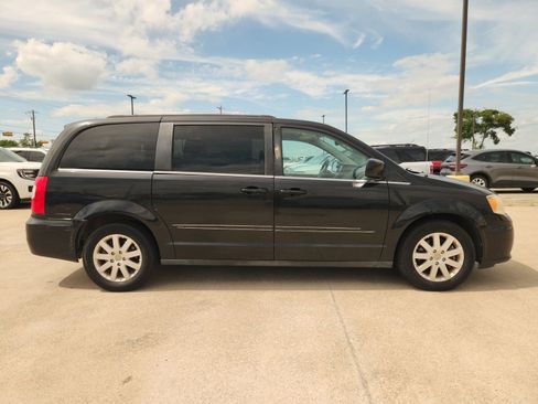 Used 2014 Chrysler Town & Country Touring FWD image 7