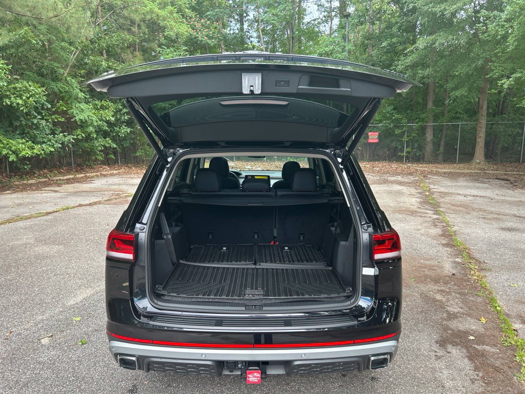 Used 2024 Volkswagen Atlas Peak Edition SE AWD/4WD image 32