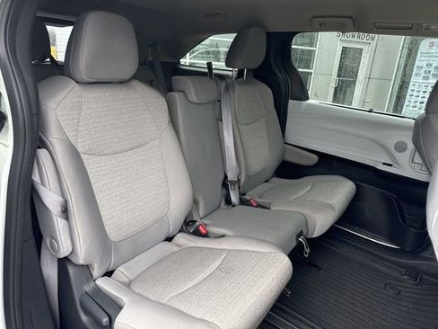 Used 2025 Toyota Sienna LE image 33