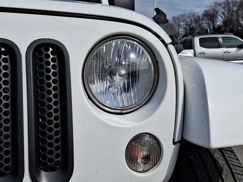 Used 2015 Jeep Wrangler Unlimited Sahara w/ Connectivity Group image 10