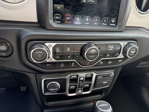 Used 2021 Jeep Gladiator Overland image 29