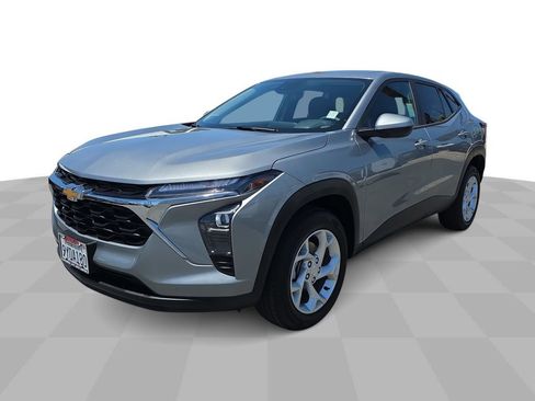 Used 2026 Chevrolet Trax LS w/ LS Convenience Package FWD image 4