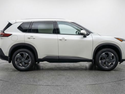 Used 2025 Nissan Rogue SV image 11