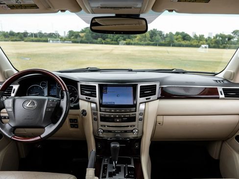 Used 2013 Lexus LX 570 4WD w/ Luxury Pkg image 17
