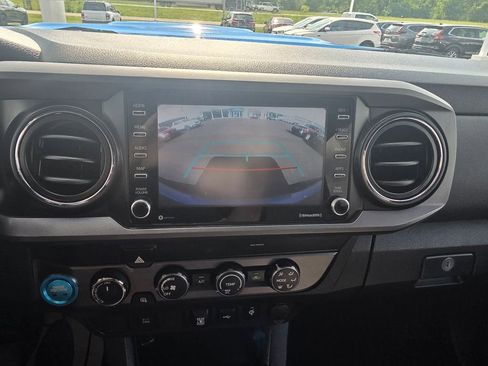 Used 2020 Toyota Tacoma TRD Sport AWD/4WD image 13