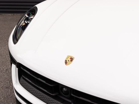 Certified 2025 Porsche Macan AWD/4WD image 10