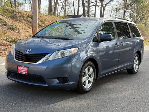 Used 2014 Toyota Sienna LE image 1