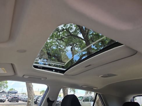 Used 2024 Hyundai Venue SEL FWD image 29