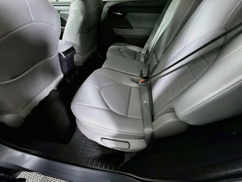 Used 2023 Toyota Highlander XLE AWD/4WD image 27