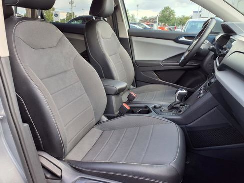 Certified 2022 Volkswagen Taos SE w/ IQ.Drive SE Package image 8