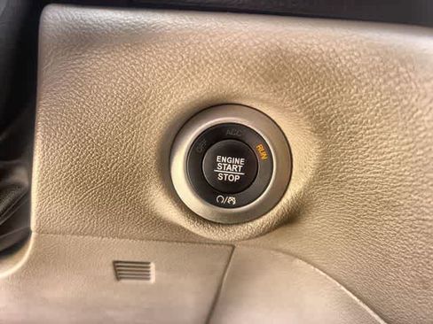 Used 2023 Chrysler Pacifica Touring-L FWD image 28