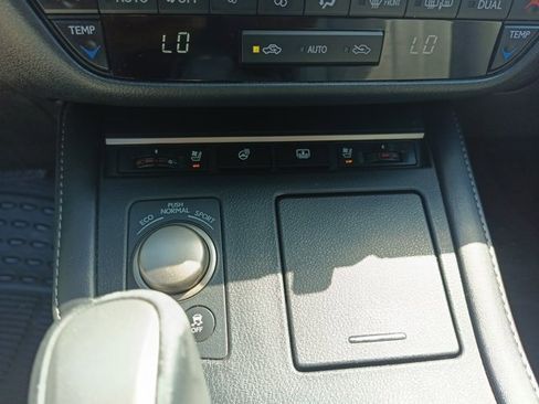 Used 2016 Lexus ES 300h image 14