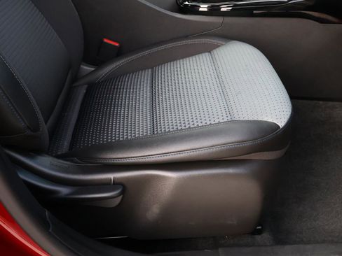 Used 2025 Chevrolet Trax LT w/ LT Convenience Package image 17