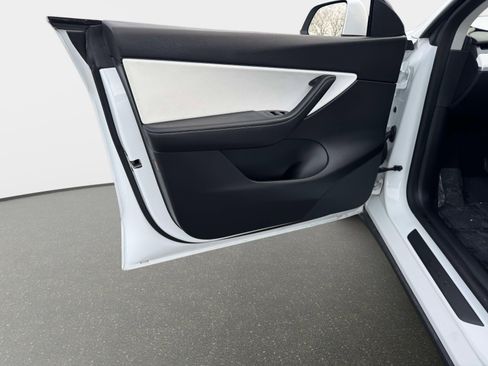 Used 2022 Tesla Model Y Long Range image 22