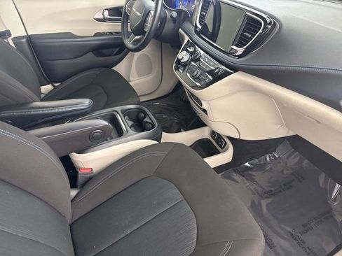 Used 2021 Chrysler Pacifica Touring w/ Cold Weather Group FWD image 25