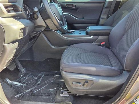 Used 2023 Toyota Highlander LE image 15