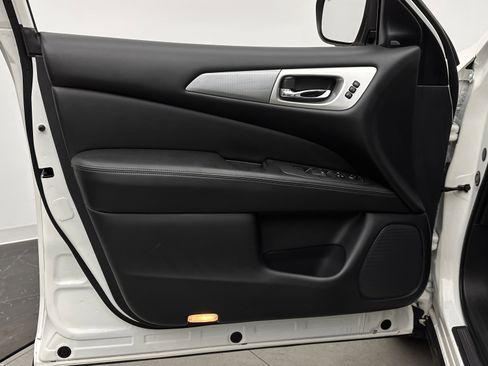 Used 2019 Nissan Pathfinder SL w/ Cargo Package image 11