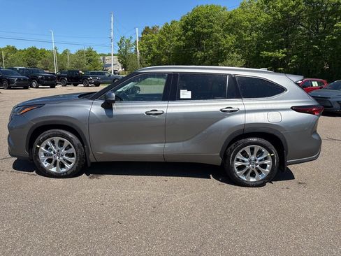 Used 2026 Toyota Highlander Limited AWD/4WD image 3