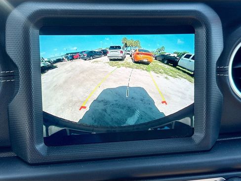 Used 2023 Jeep Wrangler Unlimited Sahara w/ Cold Weather Group AWD/4WD image 15