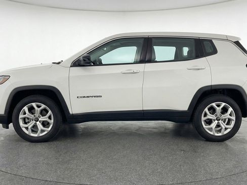 Used 2025 Jeep Compass Latitude AWD/4WD image 5