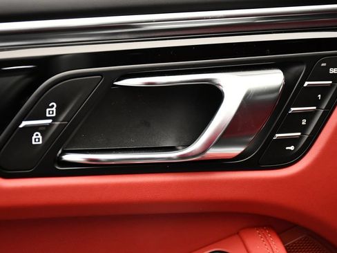 Certified 2026 Porsche Macan AWD/4WD image 37