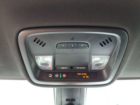 Used 2023 Chevrolet Traverse RS FWD image 25