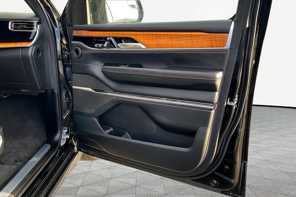 Used 2023 Jeep Grand Wagoneer L Series III AWD/4WD image 32