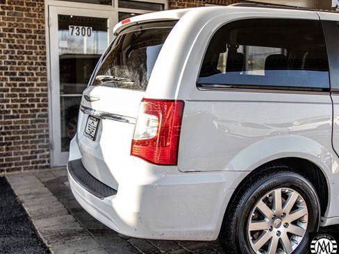 Used 2015 Chrysler Town & Country Touring image 12