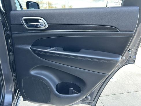 Used 2018 Jeep Grand Cherokee Limited image 17