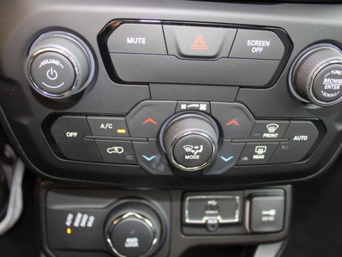 Used 2019 Jeep Renegade Limited w/ UConnect 8.4 Nav Group image 7