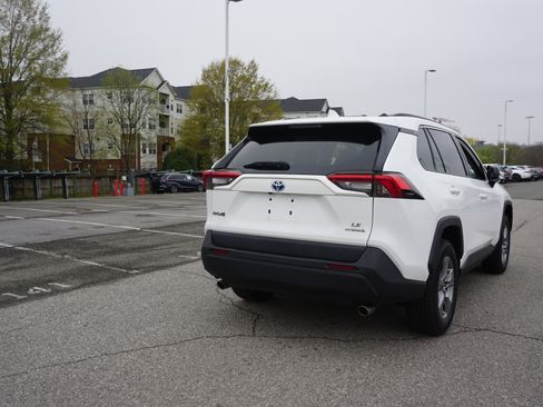 Used 2022 Toyota RAV4 LE image 4