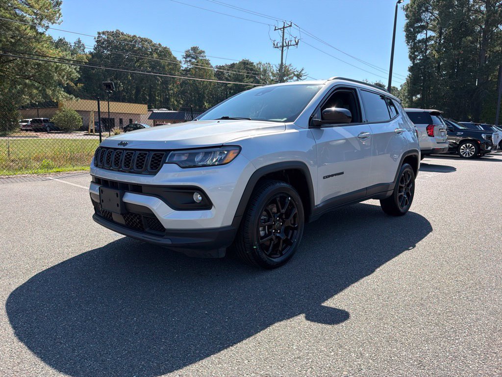 Used 2025 Jeep Compass Latitude w/ Convenience Group AWD/4WD image 2