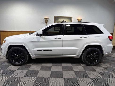 Used 2017 Jeep Grand Cherokee Altitude image 2