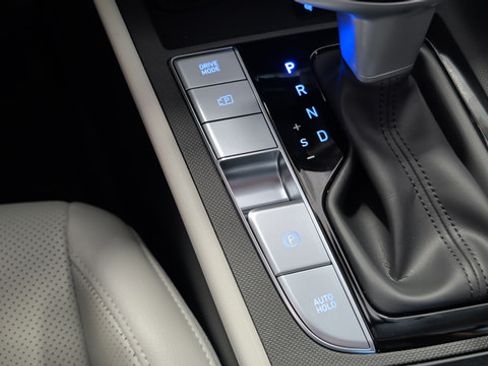 Certified 2025 Hyundai Elantra Limited FWD image 35