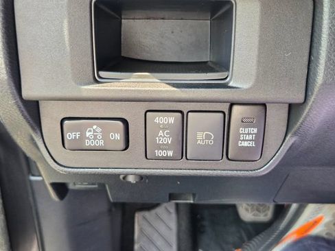 Used 2019 Toyota Tacoma TRD Sport AWD/4WD image 26